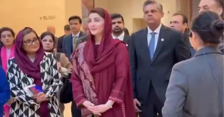 وزیر اعلی پنچاب مریم نواز حالیہ دنوں چین کے سرکاری دورے پر ہیں۔ آج اپنے دورے کے تیسرے دن انھوں نے اپنے وفد کے ہمراہ شنگھائی میں کمیونسٹ پارٹی آف چائنا کے چائنا میوزیم کا دورہ کیا، جہاں سی پی سی میوزیم حکام نے ان کا پرتپاک استقبال کیا۔ انہیں کمیونسٹ پارٹی آف چائنا کے ارتقاء کے تاریخی سفر پر تفصیلی بریفنگ دی گئی اور انقلاب کی بصری تاریخ دکھائی گئی۔ انھوں نے سی پی سی میوزیم میں ڈیجیٹل ہسٹری کو سراہا اور سی پی سی میوزیم میں رکھی گئی ایک کتاب میں اپنے تاثرات ریکارڈ کیے۔ انہوں نے کہا کہ چین کی تاریخ کا بصری مشاہدہ ایک غیر معمولی اور یادگار تجربہ ہے۔ چین نے دنیا کی تاریخ میں ایک غیر معمولی معجزہ تخلیق کیا ہے۔ کمیونسٹ پارٹی کے ارتقاء نے نہ صرف چین بلکہ پوری دنیا کو بدل کر رکھ دیا ہے۔ چین کے عروج سے نہ صرف پاکستان بلکہ پوری دنیا مستفید ہو رہی ہے۔انہوں نے مزید کہا کہ چین کی ترقی اور خوشحالی ترقی پذیر ممالک کے لئے مثالی نمونہ ہے۔ وزیر اعلیٰ مریم نواز نے سی پی سی کی پہلی نیشنل کانگریس کے مقام کا بھی دورہ کیا۔ انہوں نے کہا کہ سی پی سی میوزیم چین اور شنگھائی کی تاریخ اور چینی کمیونسٹ پارٹی کے قیام کے واقعات کے بارے میں تاریخی حقائق کو مؤثر طریقے سے پیش کرتا ہے۔