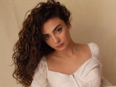 اداکار مہر بانو بولڈ ڈانس ویڈیو پر شدید تنقید کی زد میں