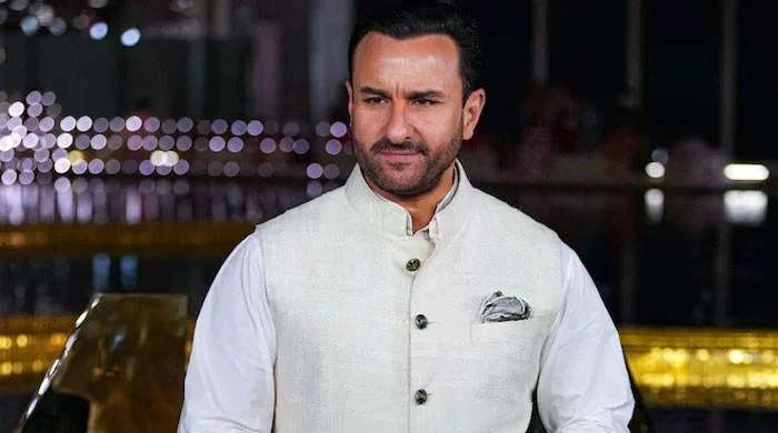 سیف علی خان اسپتال سے ڈسچارج، قاتلانہ حملے کے بعد ان کی پہلی جھلک سامنے آگئی