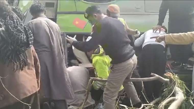 چکوال: موٹروے پر مسافر بس کو حادثہ، 8 افراد جاں بحق، 15 زخمی