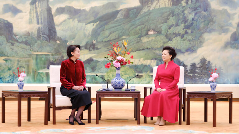 چین کی خاتون اول پھنگ لی یوان کی کرغزستان کے صدر کی اہلیہ ژاپارووا سے ملاقات