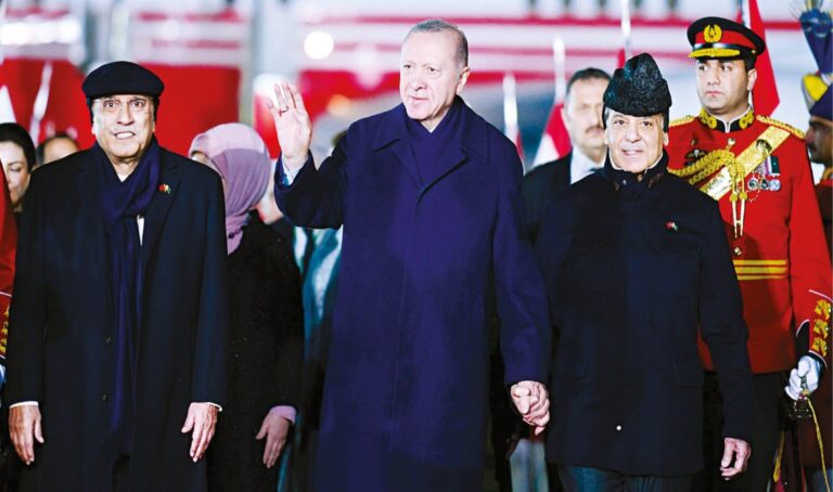 ترک صدر رجب طیب ایردوان کا اسلام آباد آمد پر فقیدالمثال استقبال، صدر مملکت آصف زرداری اور وزیر اعظم شہباز شریف نے نورخان ائیر بیس پر نہایت پرتپاک خیرمقدم کیا