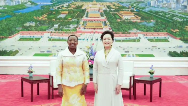 چینی صدر کی اہلیہ پھنگ لی یوان کی کینیا کے صدر کی اہلیہ ریچل روٹو سے ملاقات