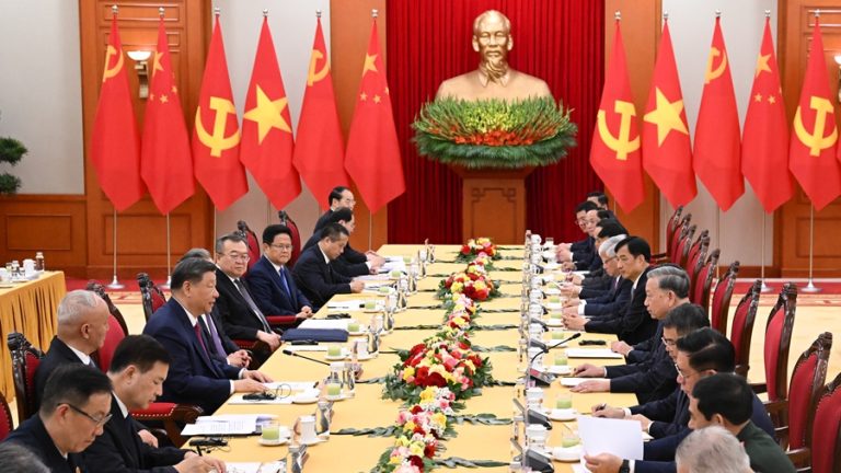 شی جن پھنگ اور کمیونسٹ پارٹی آف ویتنام کی مرکزی کمیٹی کے جنرل سیکریٹری تو لام سمیت ویتنام کے رہنماؤں کے درمیان بات چیت