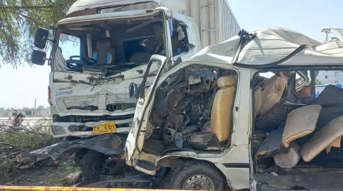 کرک میں انڈس ہائی وے پر ٹریلر اور وین میں خوفناک تصادم، 10 افراد جاں بحق