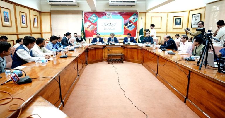 کتاب ” چین آج اور کل ” ہر پاکستانی کیلئے مشعلِ راہ اور پاک – چین دوستی کی عکاس ہے ، وفاقی وزیر برائے آبی وسائل میاں محمد معین وٹو