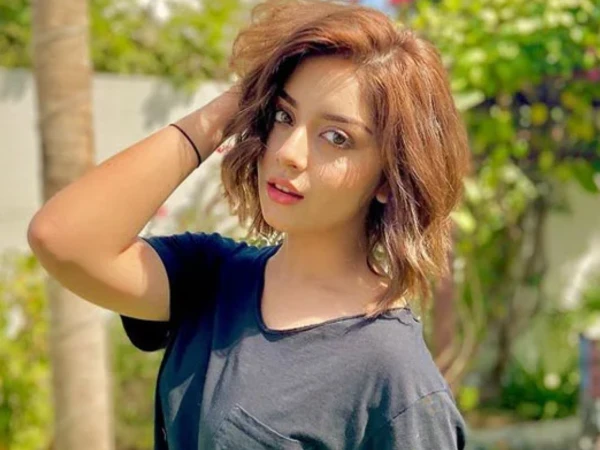 پرچی صرف پاکستان تک چلتی ہے انکی، علیزے شاہ کا شوبز انڈسٹری پر طنز