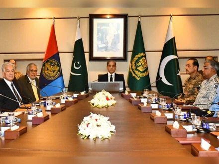 وزیراعظم اور مسلح افواج کے سربراہان کا آئی ایس آئی ہیڈ کوارٹر کا دورہ، سیکیورٹی صورتحال پر بریفنگ