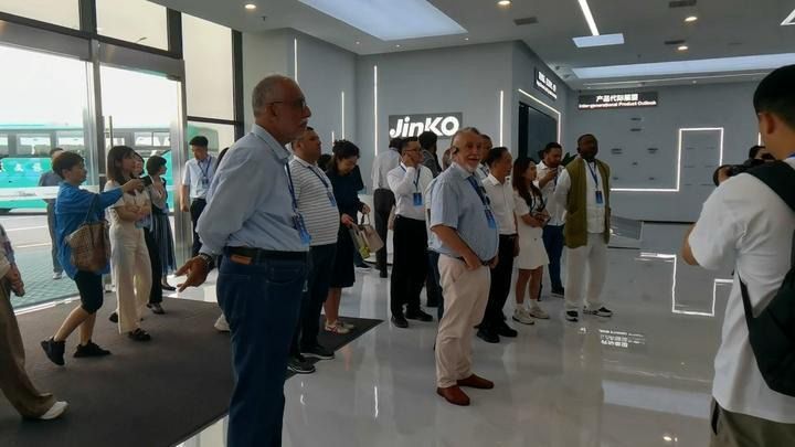 پاکستانی سفارتی مندوبین کا چین میں جِنکو سولر فیکٹری کا دورہ، گرین انرجی میں چین-پاکستان تعاون پر زور