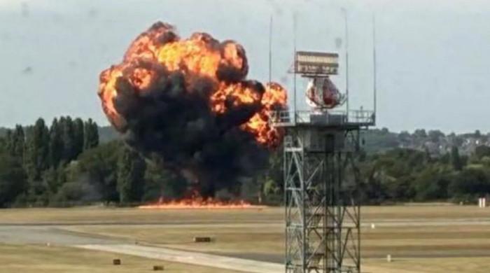 لندن کے ساؤتھ اینڈ ائیرپورٹ پر طیارہ گر کر تباہ ہوگیا