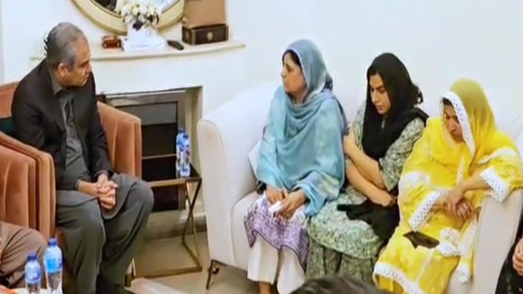 محسن نقوی کی شہید میجر زیاد سلیم کے گھر آمد، اہل خانہ سے اظہار تعزیت