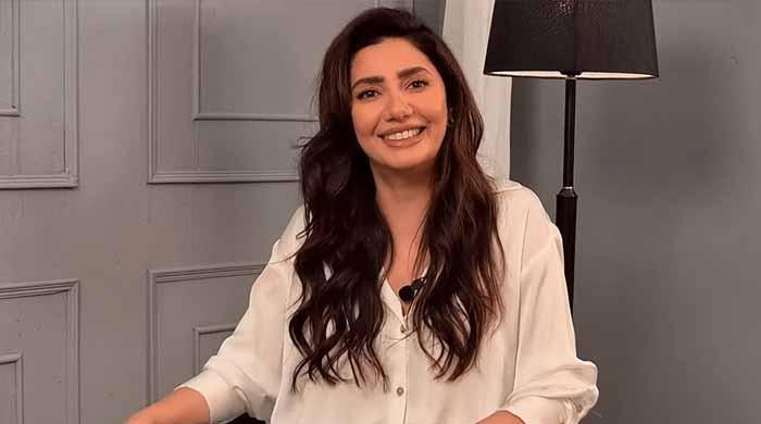 فنکار لوگوں کو جوڑتا ہے اس لیے سب سے پہلے اس پر پابندی لگتی ہے: ماہرہ خان