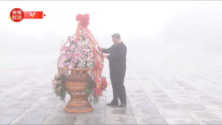 شی جن پھنگ کی جانب سے جاپانی جارحیت کے خلاف مزاحمت کی جنگ کے شہداء کو پھولوں کا گلدستہ