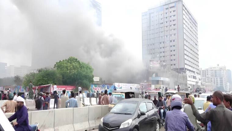 کراچی: پٹاخوں کے گودام میں دھماکے سے جاں بحق افراد کی تعداد 5 ہوگئی، مقدمہ درج