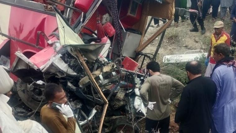 لسبیلہ: مسافر کوچ اور 2 پک اپ گاڑیوں میں تصادم، 9 افراد جاں بحق، 2زخمی