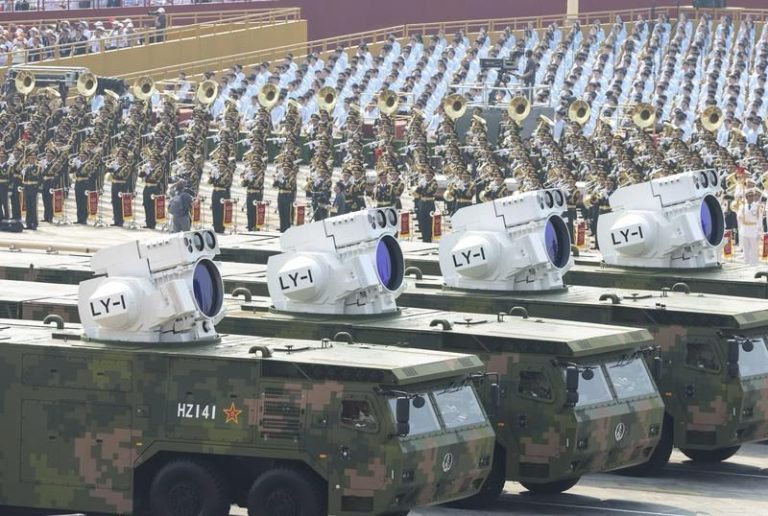 چین میں یوم فتح کی تقریبات شاندار فوجی پریڈ کے ساتھ اختتام پذیر چین کے دارالحکومت بیجنگ میں فوجی پریڈ کے دوران بحری جہاز پر نصب فضائی دفاعی ہتھیاروں پر مبنی دستہ تیان آن من سکوائر سے گزرہاہے-(شِنہوا)