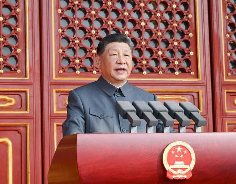 چین کے دارالحکومت بیجنگ میں صدر شی جن پھنگ جاپانی جارحیت کے خلاف چینی عوام کی مزاحمت اور فسطائیت مخالف عالمی جنگ میں فتح کی 80 ویں سالگرہ کے موقع پر منعقدہ تقریب سے کلیدی خطاب کررہے ہیں-(شِنہوا)