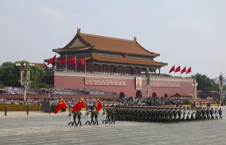 چین میں دوسری جنگ عظیم میں فتح کی 80 ویں سالگرہ پر عظیم فوجی پریڈ کا انعقاد چین کے دارالحکومت بیجنگ میں پریڈ کے دوران پیپلز لبریشن آرمی (پی ایل اے) کادستہ گارڈ آف آنر پیش کررہا ہے-(شِنہوا)