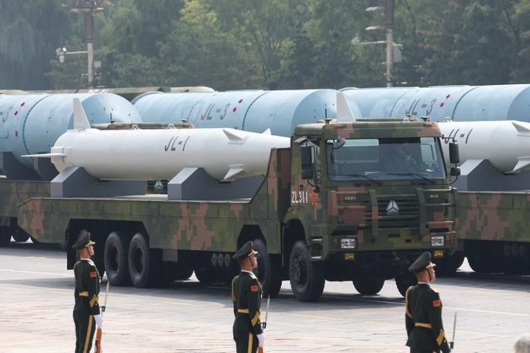 چین کے دارالحکومت بیجنگ میں فوجی پریڈ میں جوہری میزائلوں کادستہ شریک ہے-(شِنہوا)