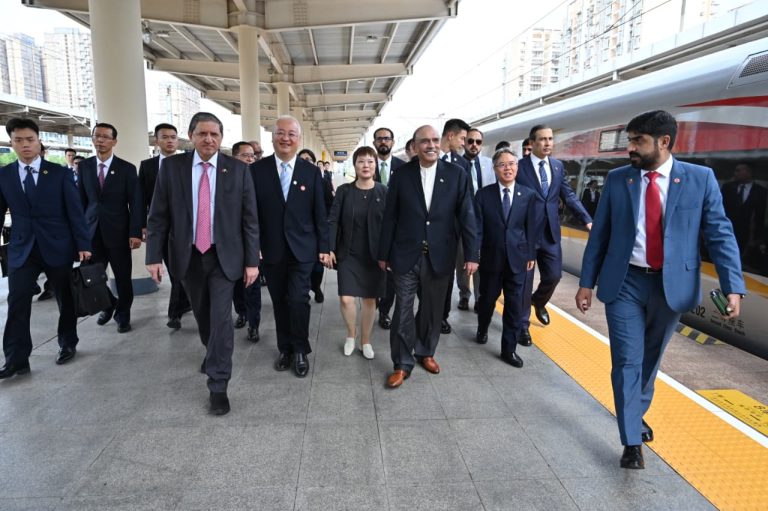 صدر آصف علی زرداری کا چین میں زلزلہ وارننگ سسٹم سے لیس ہائی اسپیڈ ٹرین کے ذریعے سفر