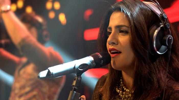 پاکستانی گلوکارہ قرۃ العین بلوچ ریچھ کے حملے میں زخمی