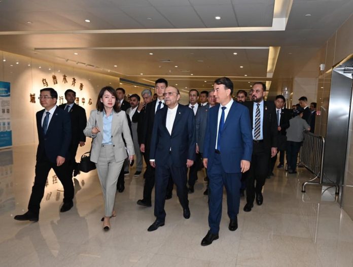 صدر مملکت آصف علی زرداری کا ارومچی کے اربن آپریشنز اینڈ مینجمنٹ سینٹر کا دورہ ، ارومچی کے میئر اور سنکیانگ کے نائب گورنر نے استقبال کیا