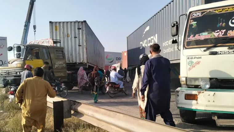 مذہبی جماعت کا احتجاج، لاہور اور اسلام آباد کے تمام داخلی راستے بند، شہری پریشان