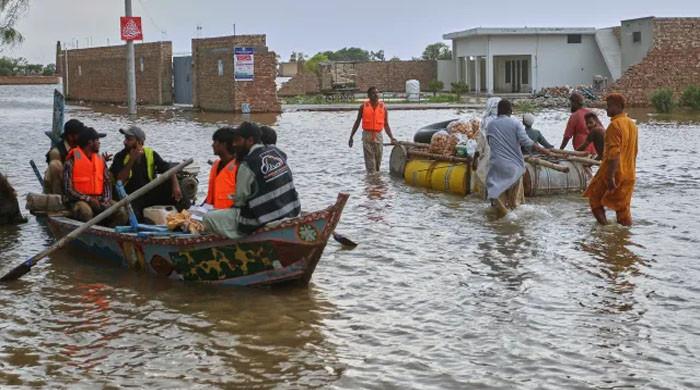 ملتان: جلال پور پیر والا کا وسیع علاقہ تاحال زیرِ آب، 10 سے 12 فٹ پانی موجود، ریلیف آپریشن جاری
