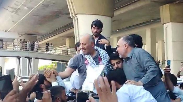 اسرائیلی حراست سے رہائی پانیوالے سابق سینیٹر مشتاق احمد کا پاکستان پہنچنے پر شاندار استقبال