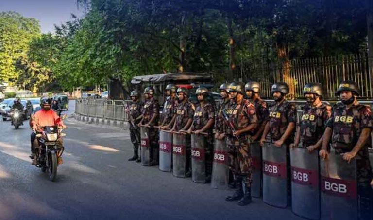 ڈھاکا میں صورتحال کشیدہ، کئی مقامات پر دستی بم حملے