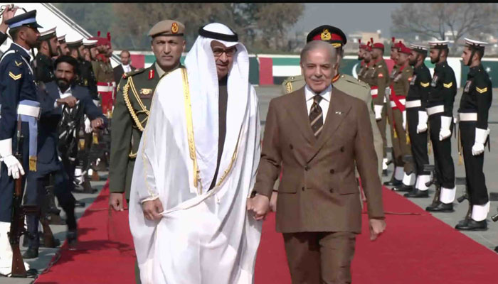یو اے ای کے صدر شیخ زاید النہیان کا پاکستان پہنچنے پر پرتپاک استقبال، فضائی سلامی اور گارڈ آف آنر پیش