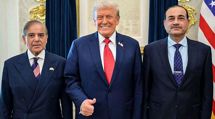 ٹرمپ کی ایک بار پھر فیلڈ مارشل عاصم منیر اور وزیراعظم شہباز شریف کی تعریف، پاک بھارت جنگ رکوانےکا بھی ذکر