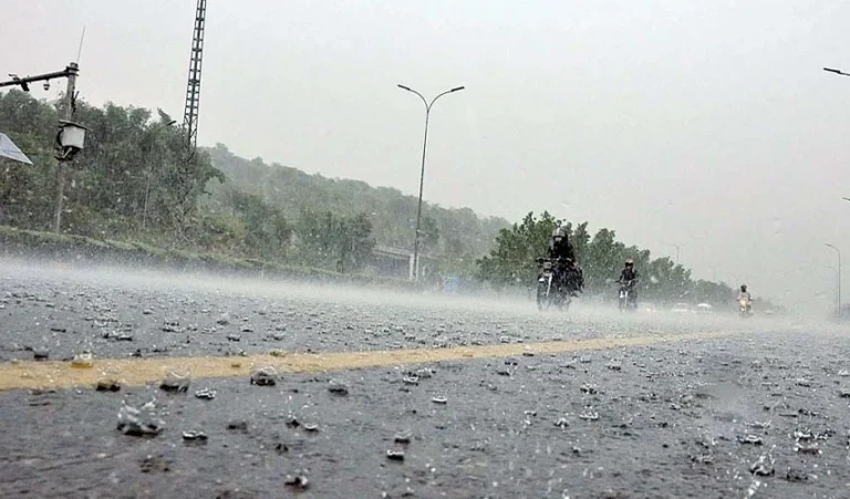 کراچی میں بونداباندی، لاہور سمیت مختلف شہروں میں بارش کی پیشگوئی