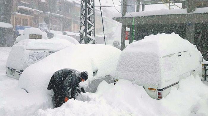 ملک کے بالائی علاقوں میں برفباری سے رابطہ سڑکیں تاحال بند، خوراک اور ایندھن کی قلت