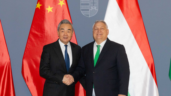 وانگ ای کی ہنگری کے وزیر اعظم سے ملاقات