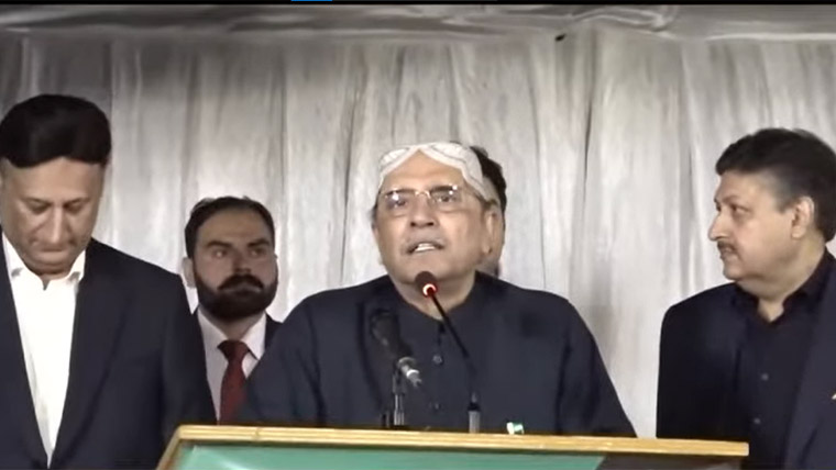 شہباز شریف اور مریم نواز کے ساتھ چلنے کا ارادہ، کے پی حکومت مار کٹائی پر اتری ہے: آصف زرداری