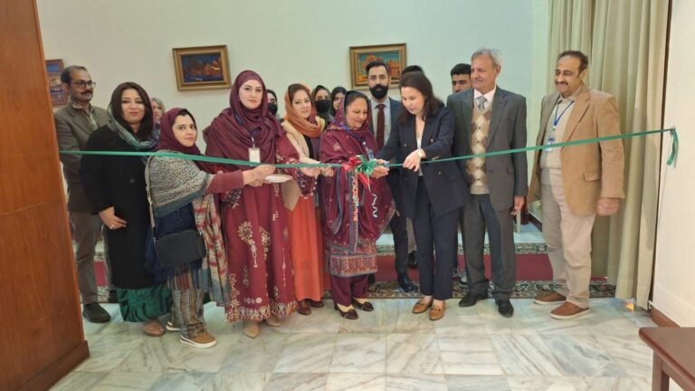 پشاور یونیورسٹی میں روسی سفارت خانے کے زیر اہتمام طلبہ کے فن پاروں کی مصوری نمائش