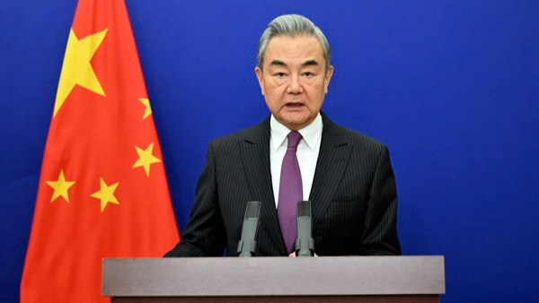 وانگ ای کا متحدہ عرب امارات کے نائب وزیرِاعظم و وزیرِ خارجہ سے رابطہ