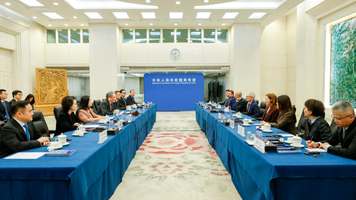 چین کے وزیر تجارت وانگ وین تاؤ اور چائنا کونسل فار دی پروموشن آف انٹرنیشنل ٹریڈ کے چیئرمین رین ہونگ بن کی ایپل کے سی ای او ٹم کک سے الگ الگ ملاقات