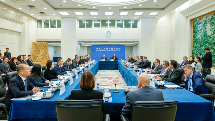 چینی وزیر تجارت کی امریکی اور چینی تجارتی قومی کمیٹی کی رکن کمپنیوں کے وفد سے ملاقات