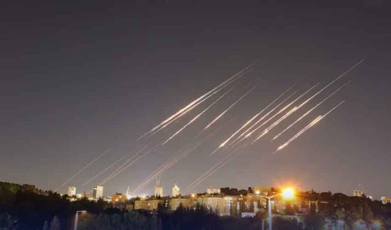 اسرائیل پر ایران کے میزائل حملے، تل ابیب میں 3 افراد زخمی