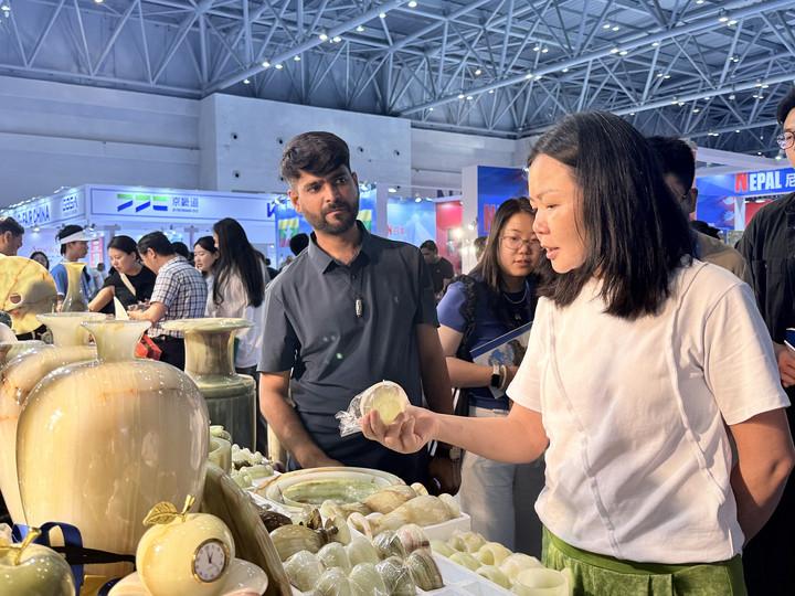 چھونگ چھنگ ایکسپو میں پاکستانی دستکاری کی دھوم، دوطرفہ تجارتی تعاون میں تیزی