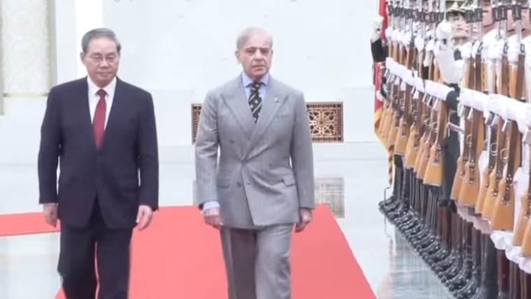 وزیراعظم کو عوامی ہال میں چینی ہم منصب کا پرتپاک استقبالیہ، گارڈ آف آنر پیش