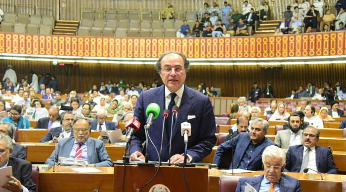 قومی اسمبلی میں بجٹ اجلاس: وزیر خزانہ محمد اورنگزیب کا 18 ہزار ارب روپے سے زائد کا وفاقی بجٹ پیش