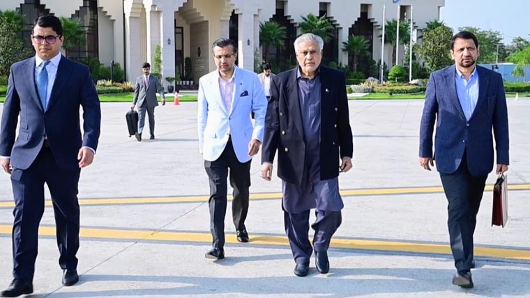 نائب وزیراعظم و وزیر خارجہ اسحاق ڈار 2 روزہ دورے پر چین روانہ