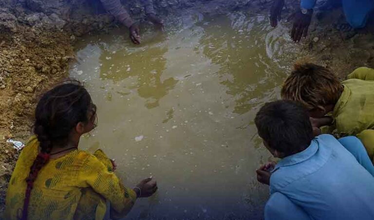 پاکستان میں تین کروڑ 40 لاکھ بچے موسمیاتی خطرات سے دوچار