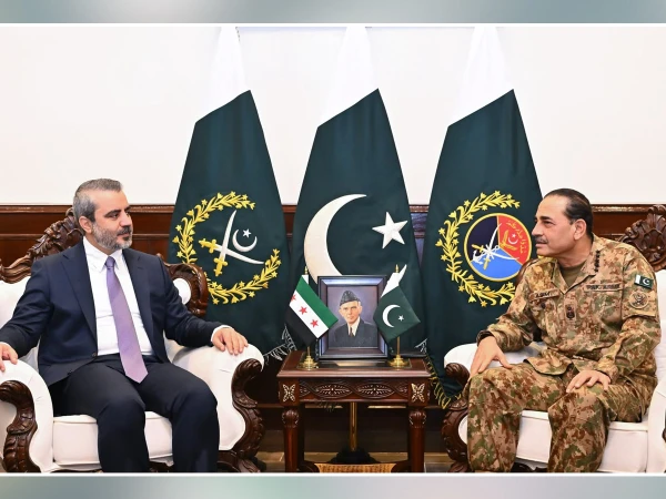شامی وزیر خارجہ کا دورۂ جی ایچ کیو، فیلڈ مارشل سید عاصم منیر سے ملاقات