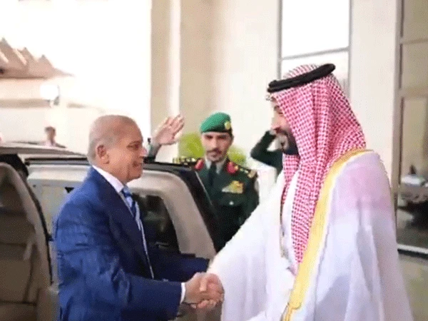 وزیرِ اعظم کی مکہ مکرمہ میں قصر الصفا آمد، سعودی ولی عہد نے استقبال کیا