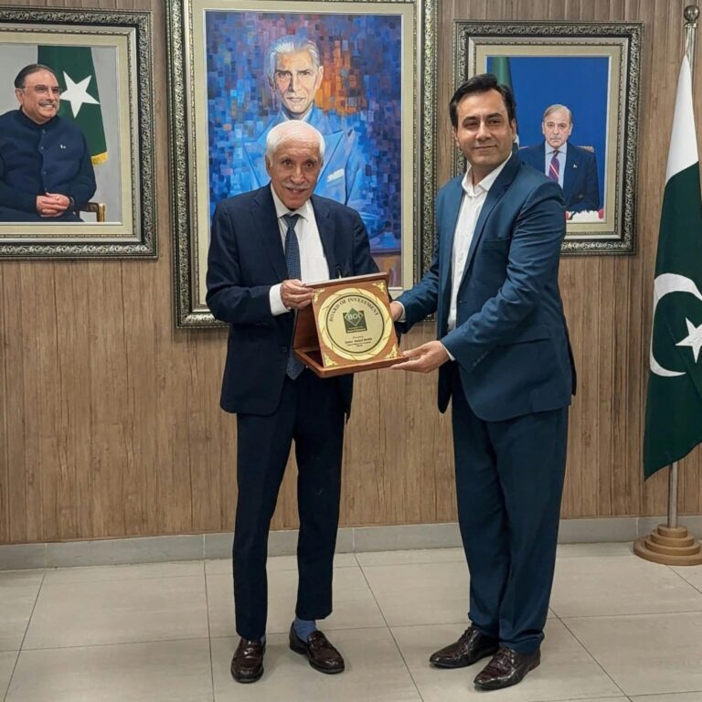وفاقی وزیر قیصر احمد شیخ کی جانب سے پاکستان چین تعلقات کے فروغ پر سی جی ٹی این اردو کے ڈائریکٹر پروگرامز و پی آر تصور زمان بابر کو شیلڈ پیش