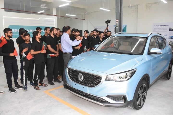 چین پاکستان مشترکہ تربیتی مرکز پاکستان میں نئی توانائی کی گاڑیوں کے شعبے کے لیے ہنرمند افراد کی تیاری میں کوشاں